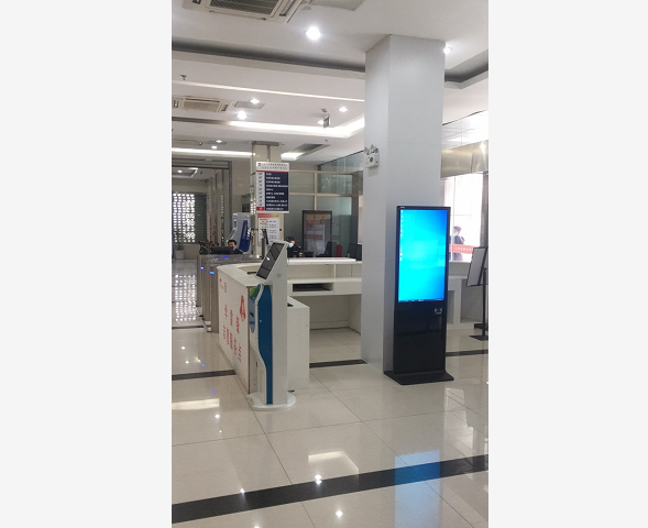 宣城涇縣政務(wù)中心43寸立式查詢機(jī)，帶刷二代身份證功能